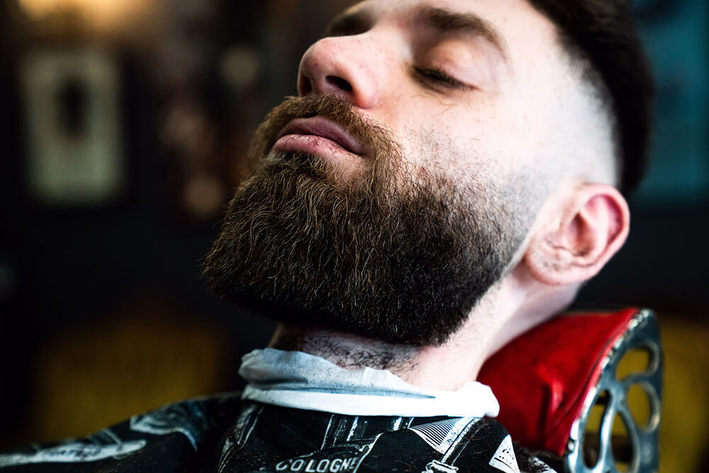 Man gets a zero fade and beard trim
